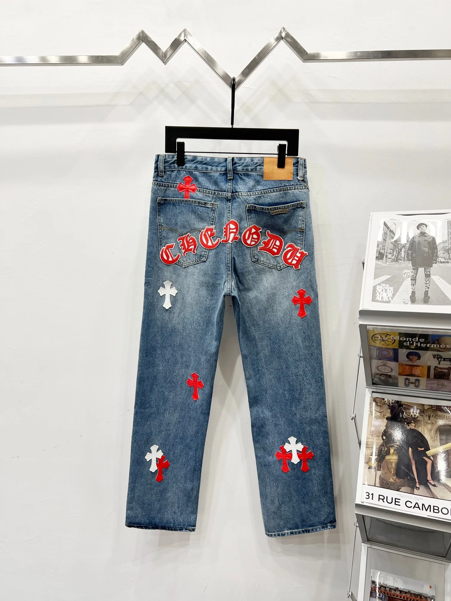 P260 Style number: (K630) Style number: (K550) Chrome Hearts & Chrome Hearts CH city limited series Sanskrit cross patch leather jeans need to be washed and then disassembled and hand-sewn sheepskin cross leather is then spliced ​​to complete. The whole piece requires too much craftsmanship to explain. The texture can be seen in the hand, and it looks good. The styles with different washed textures are very friendly to people with thin legs and thick legs. The straight version is very flattering to the leg shape. The moderate length is timeless and can be matched easily and casually. It is the basic styling foundation for various styles and is a must-have in the wardrobe! The fabric is stiff but also makes the upper body soft without losing texture. The washing process is even more perfect. It is a must-have item for everyone! ! ! Washed wheat, hang tag, pants label, three labels are complete, the upper body effect is particularly stiff and stylish, super stylish, same style for men and women - Color: Size: 28 30 32 34